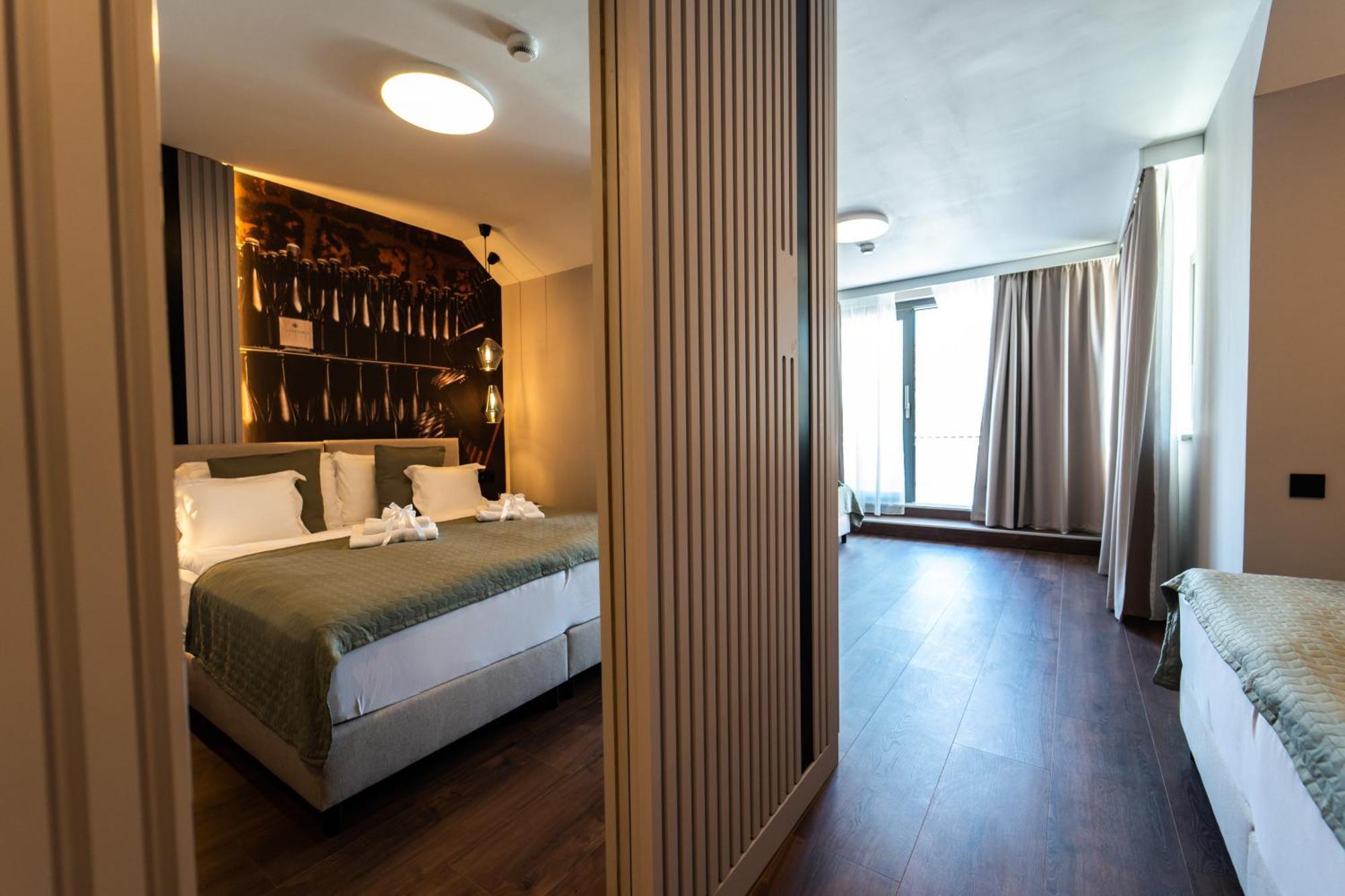 Rokusfalvy Borhotel Es Fogado إتيك المظهر الخارجي الصورة